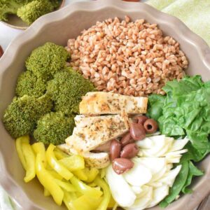 Salatka bowl z warzywami i kurczakiem