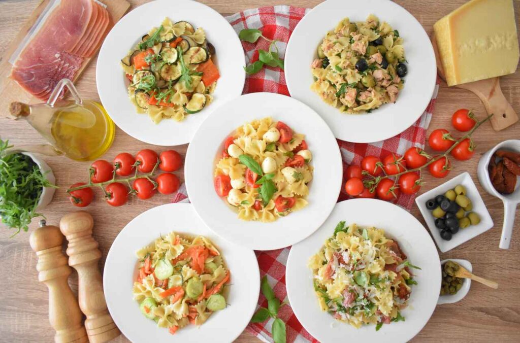 Najlepsze przepisy na sałatki z makaronem na zimno