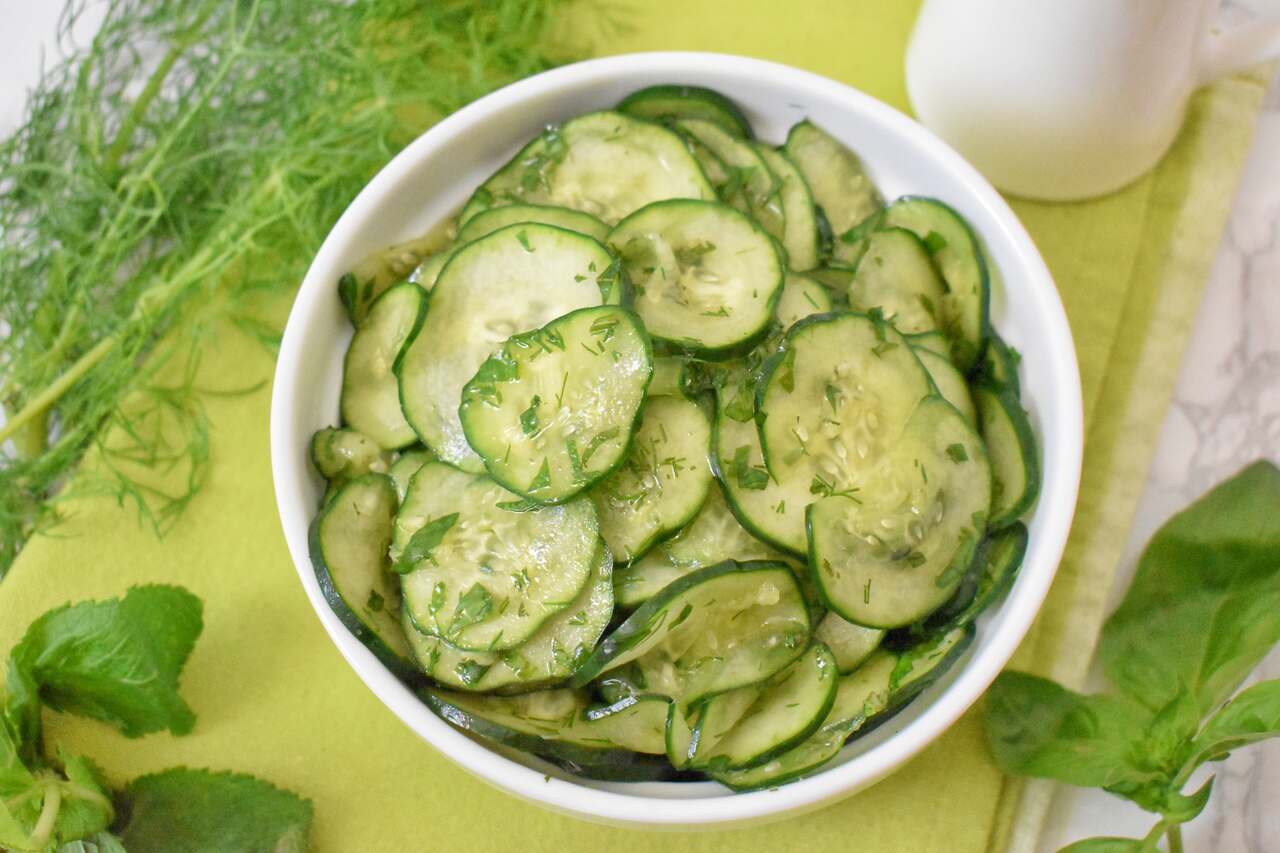 Przepis na salatke z ogorkow do obiadu