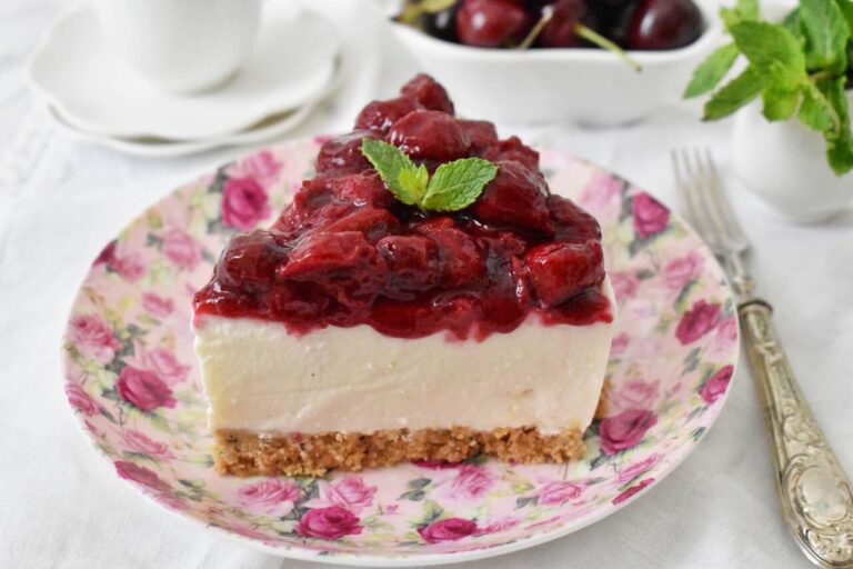 Sernik bez pieczenia z wisniowa fruzelina