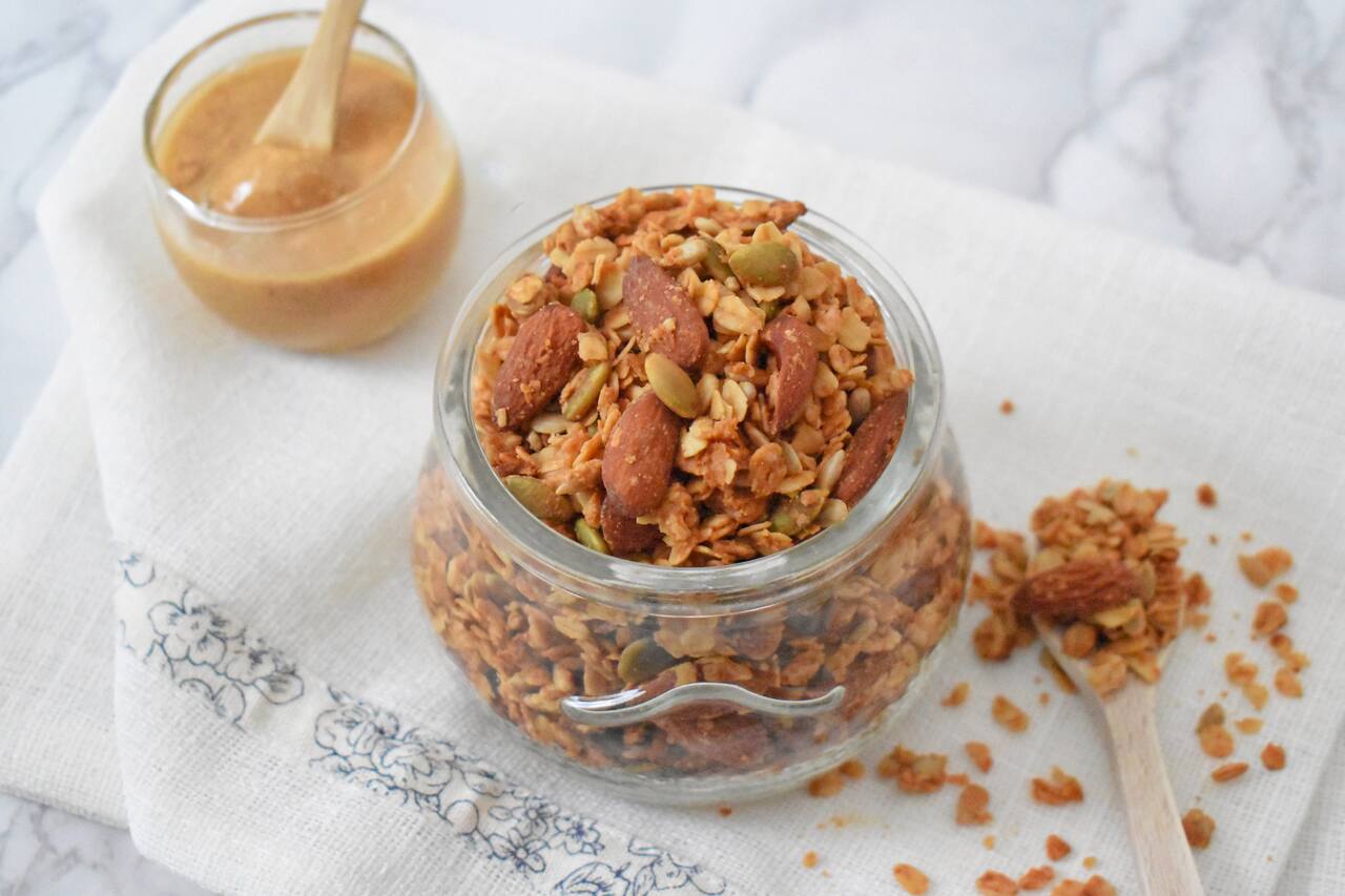 Przepis na domowa granole z maslem orzechowym