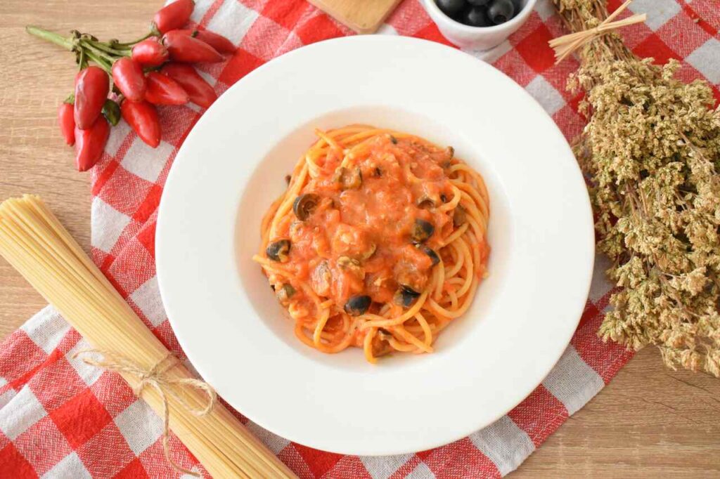 Przepis na neapolitanski makaron w sosie pomidorowym