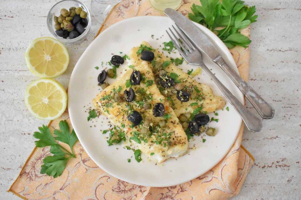 Ryba dorsz z oliwkami i kaparami