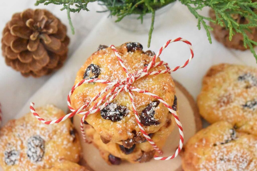 Swiateczne ciastka z biala czekolada i zurawina