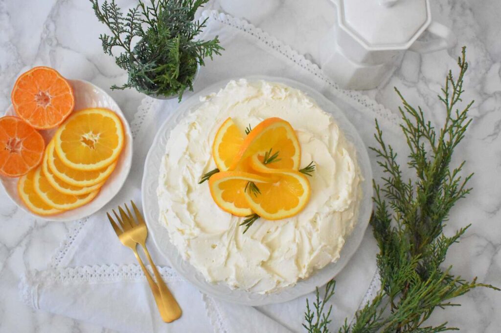 Tort makowo-pomaranczowy z kremem waniliowym