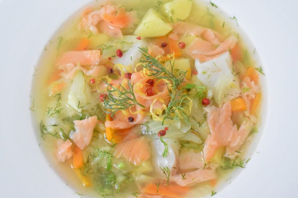 Zupa rybna z dorszem i wedzonym lososiem