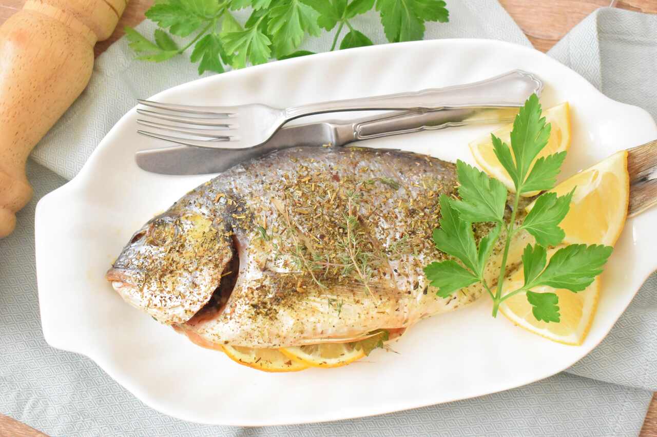 Przepis na pieczona dorade z maslem
