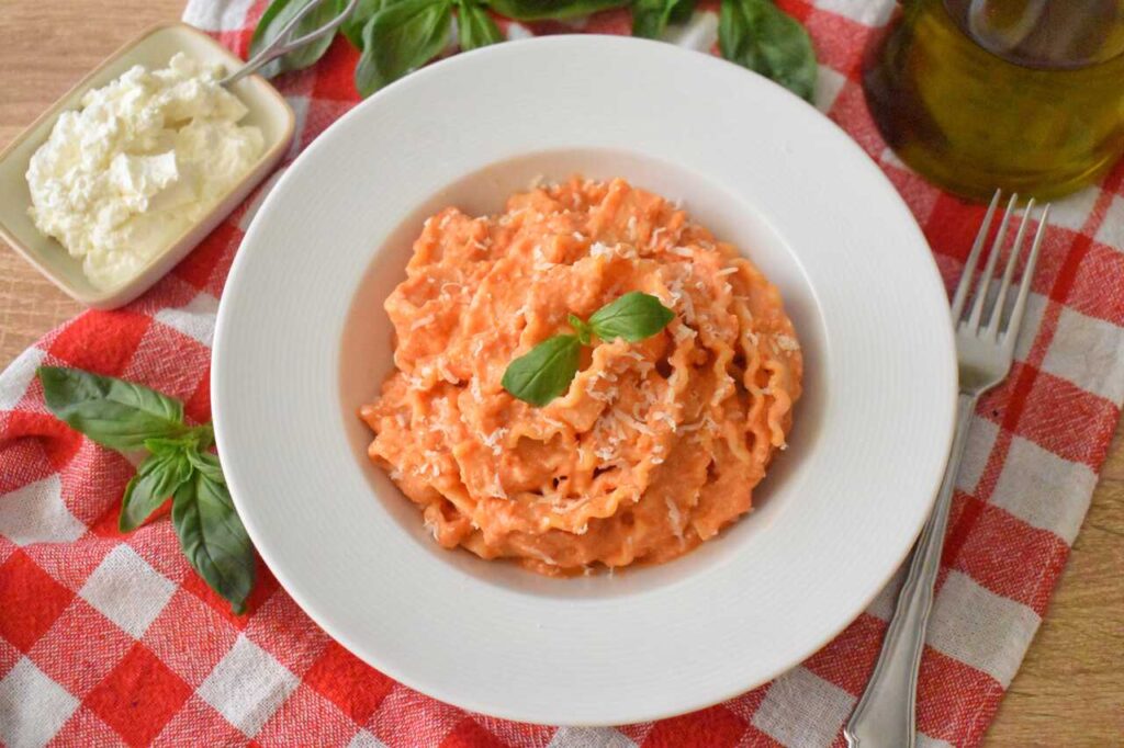 Makaron z ricotta i sosem pomidorowym