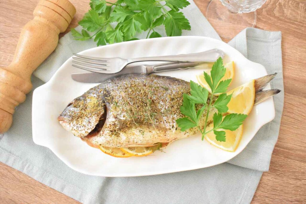 Dorada z maslem czosnkowym