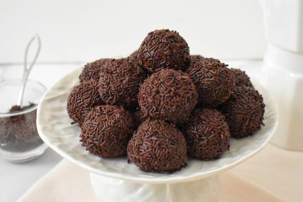Jak przygotowac czekoladki Brigadeiro z mlekiem skondensowanym