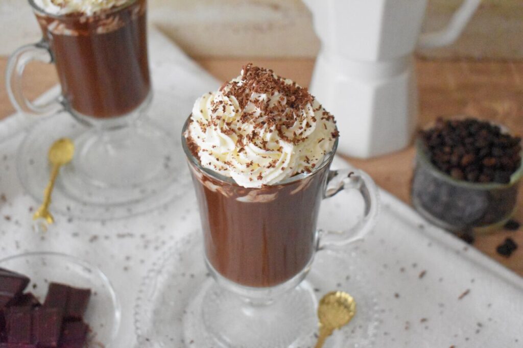 Goraca czekolada z kawa i bita smietana