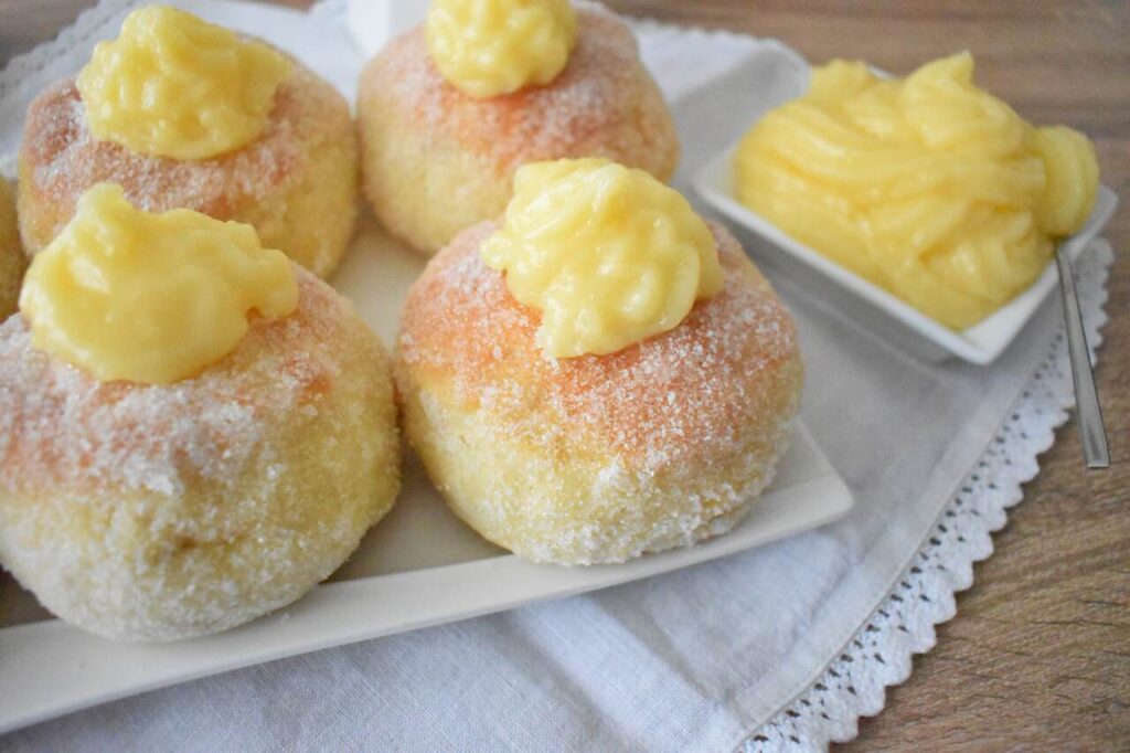 Puszyste pieczone paczki z kremem