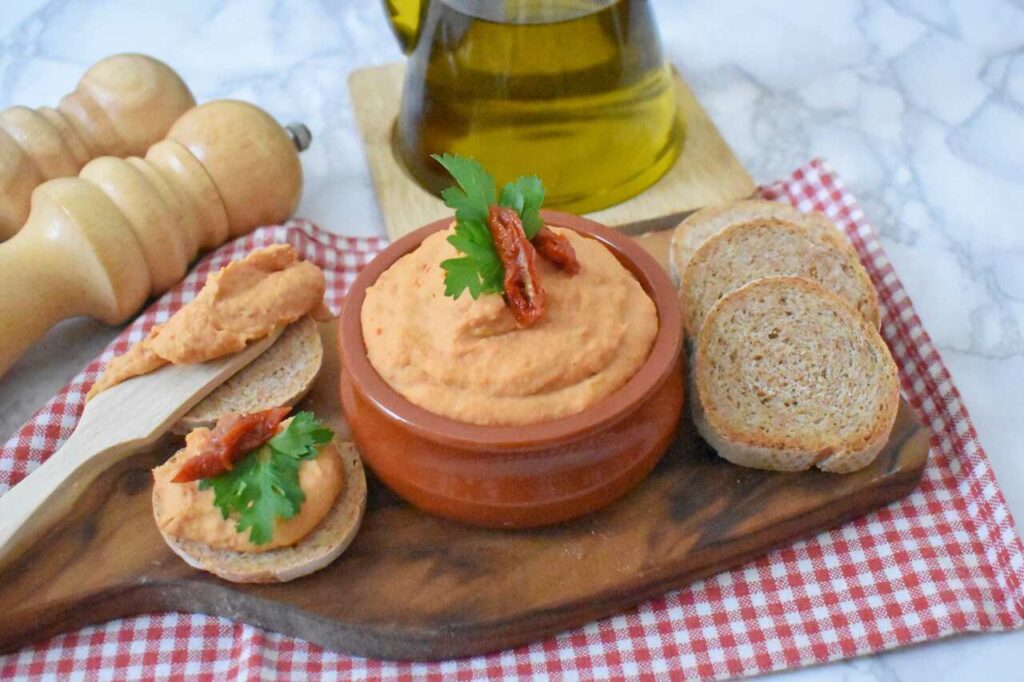 Hummus z soczewicy i pomidorami
