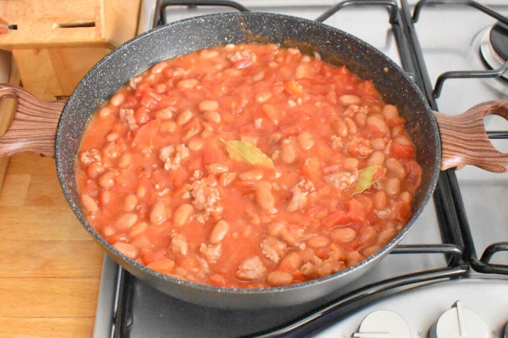 Fasola w miesnym sosie pomidorowym