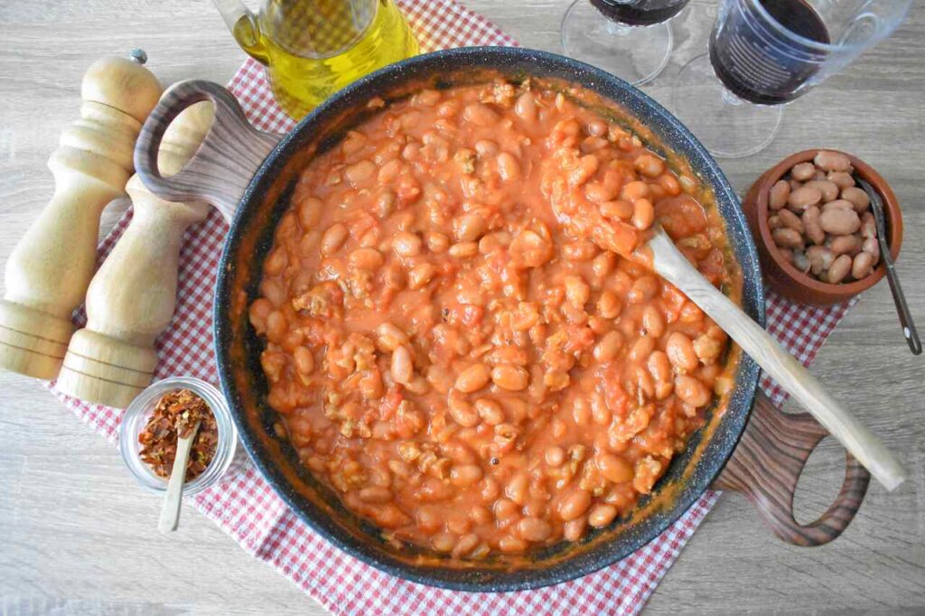 Prosty przepis na fasole z sosem pomidorowym i kielbasa