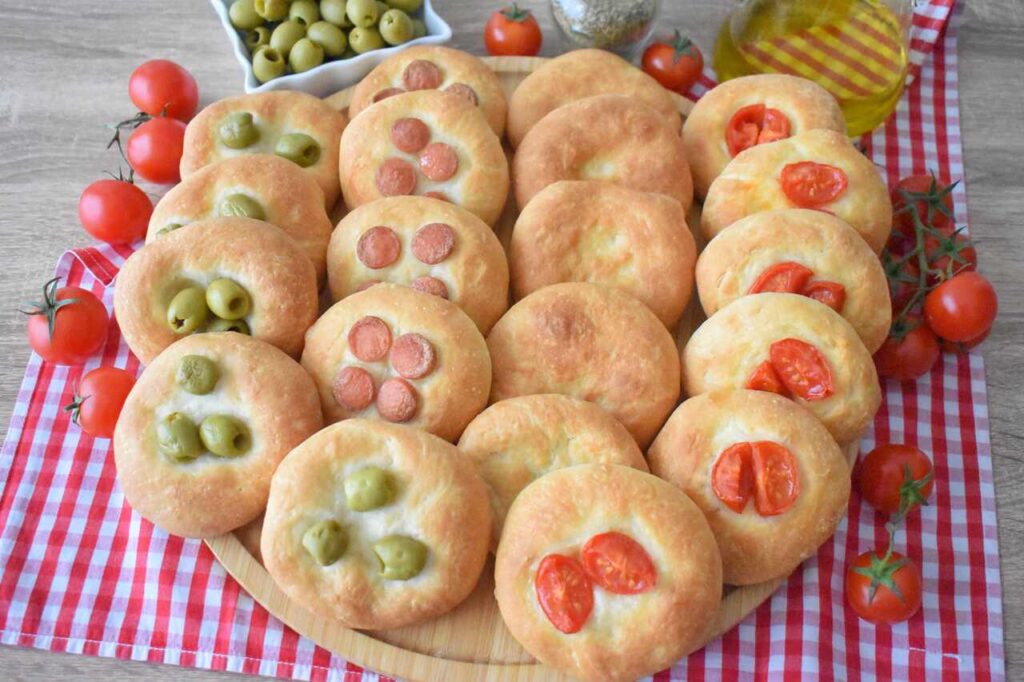 Wloskie focaccine z oliwkami