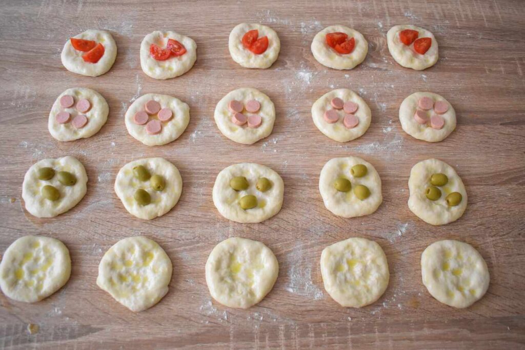 Wloskie mini focaccine z pomidorkami