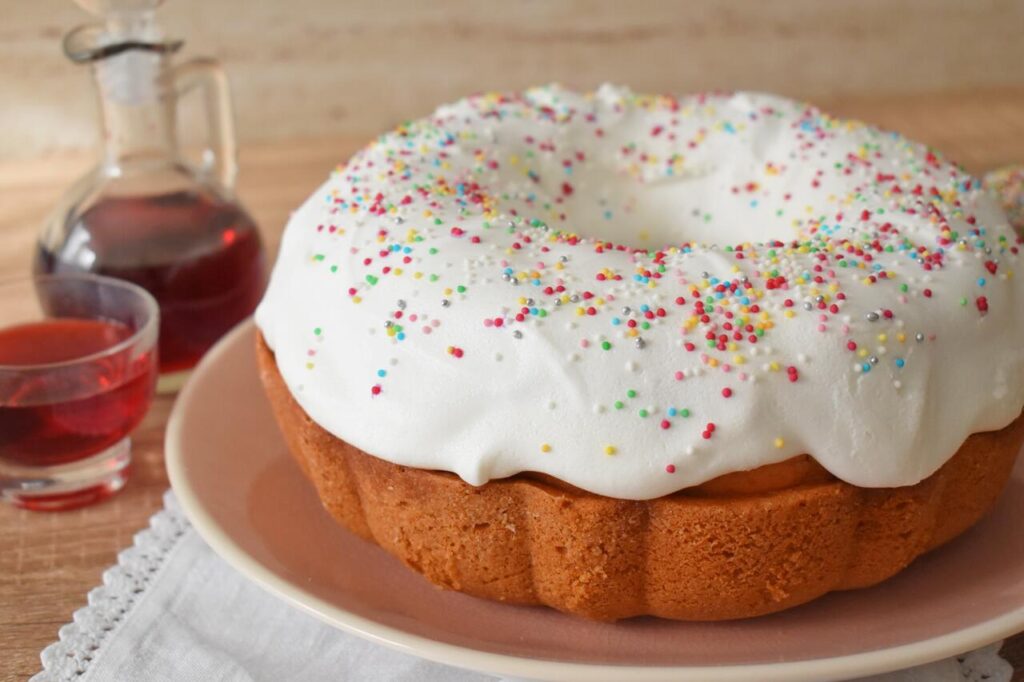 Babka wielkanocna z lukrem bezowym