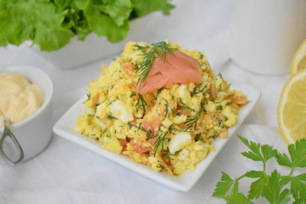 Wielkanocna pasta jajeczna z wędzonym łososiem