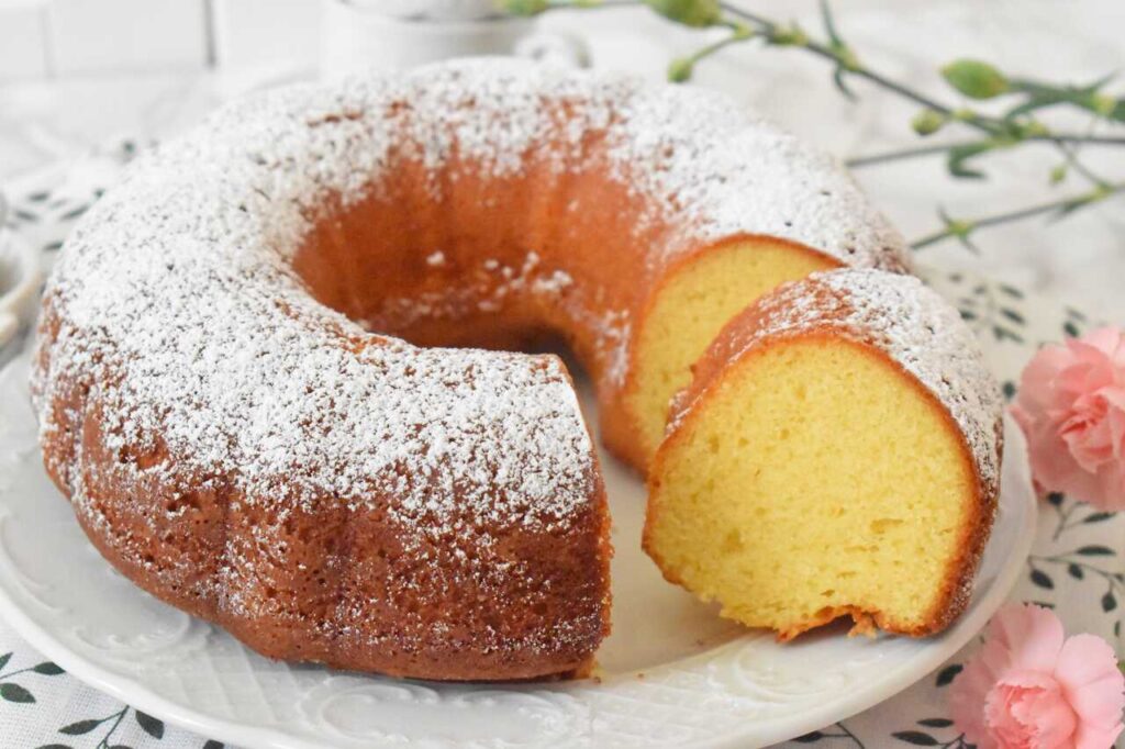 Puszysta i wilgotna babka na wielkanoc