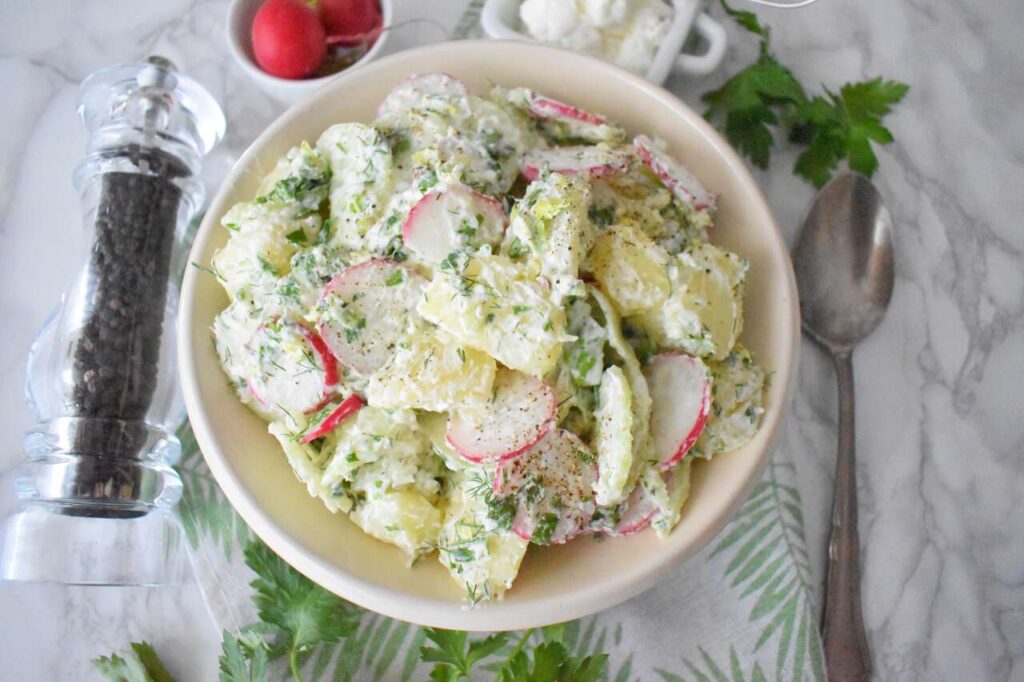 Salatka ziemniaczana z rzodkiewkami i sosem czosnkowym