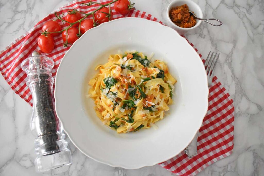 Makaron tagliatelle ze szpinakiem i pomidorami