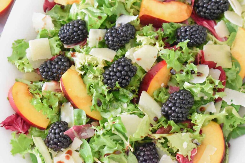 Salatka z brzoskwiniami i jezynami na wytrawnie
