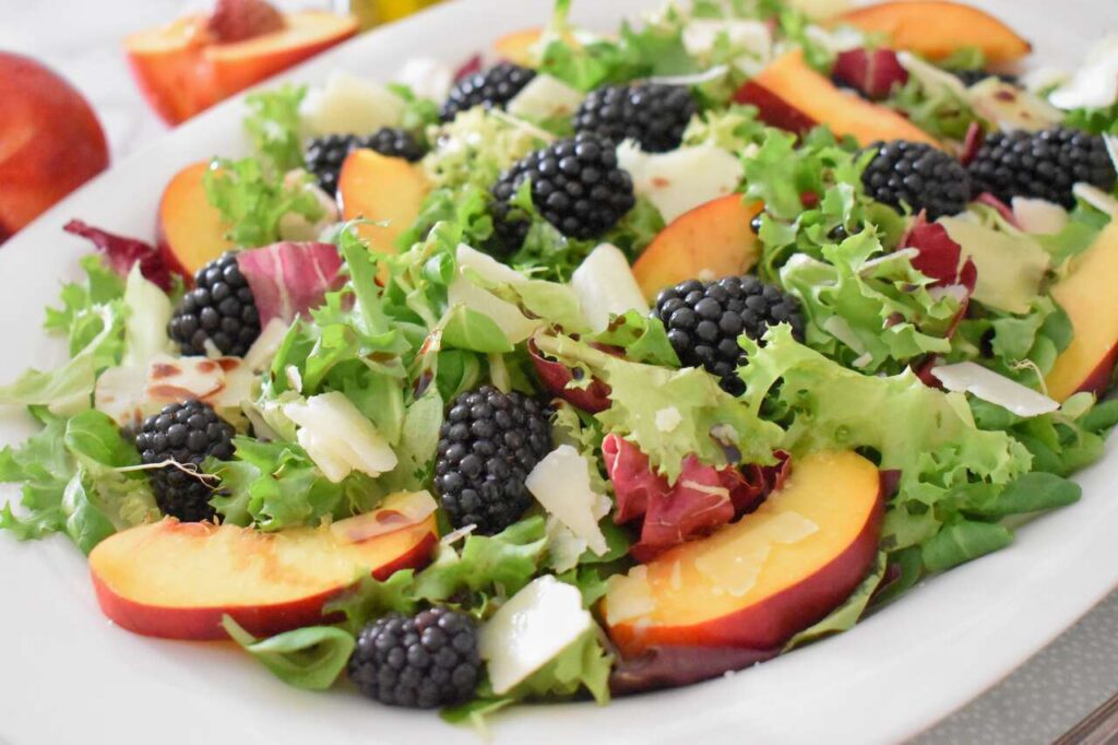 Wytrawna salatka z parmezanem i owocami