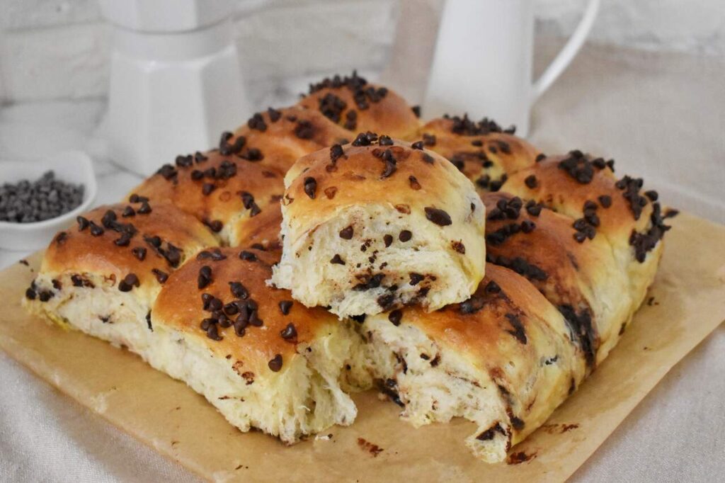 Przylegajace buleczki pieczone obok siebie