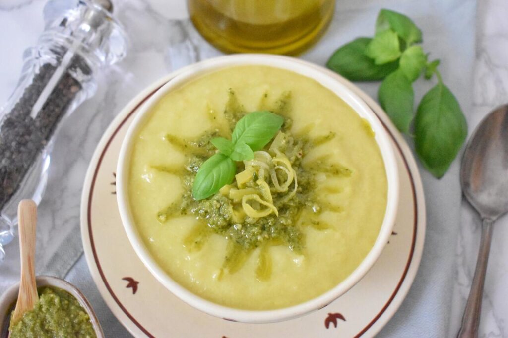Zupa porowa z bazyliowym pesto