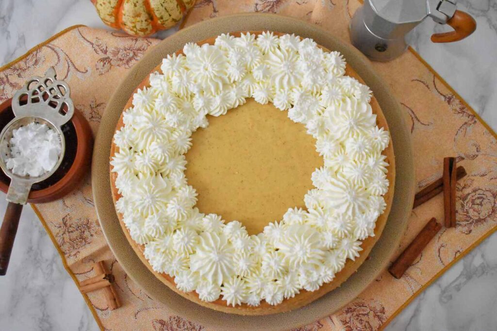 Cheesecake dyniowy z bita smietana