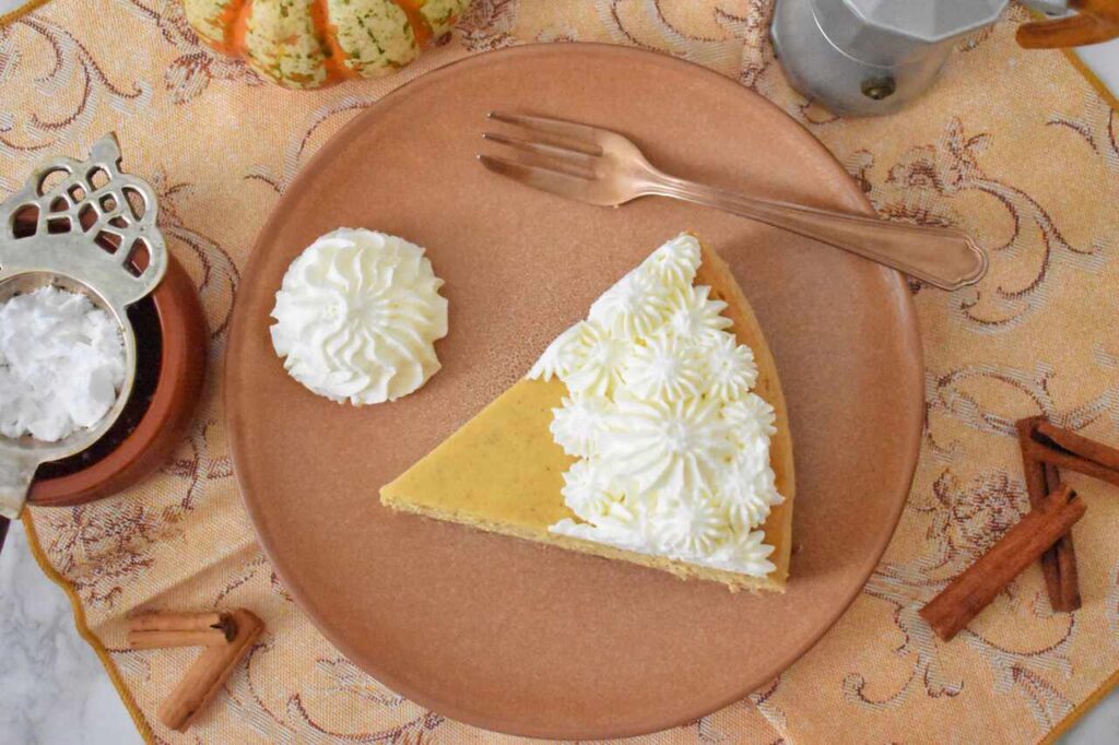 Kremowy puszysty sernik dyniowy