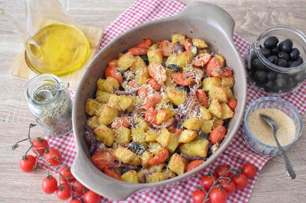 Ziemniaki pieczone z pomidorkami po wlosku