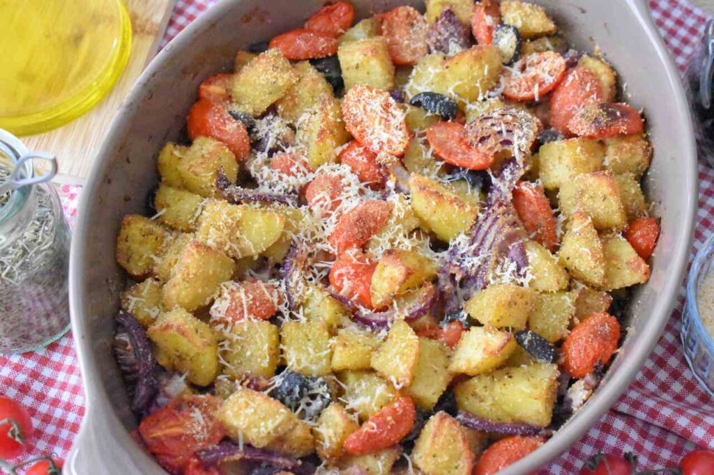 Ziemniaki pieczone z oliwkami i pomidorkami