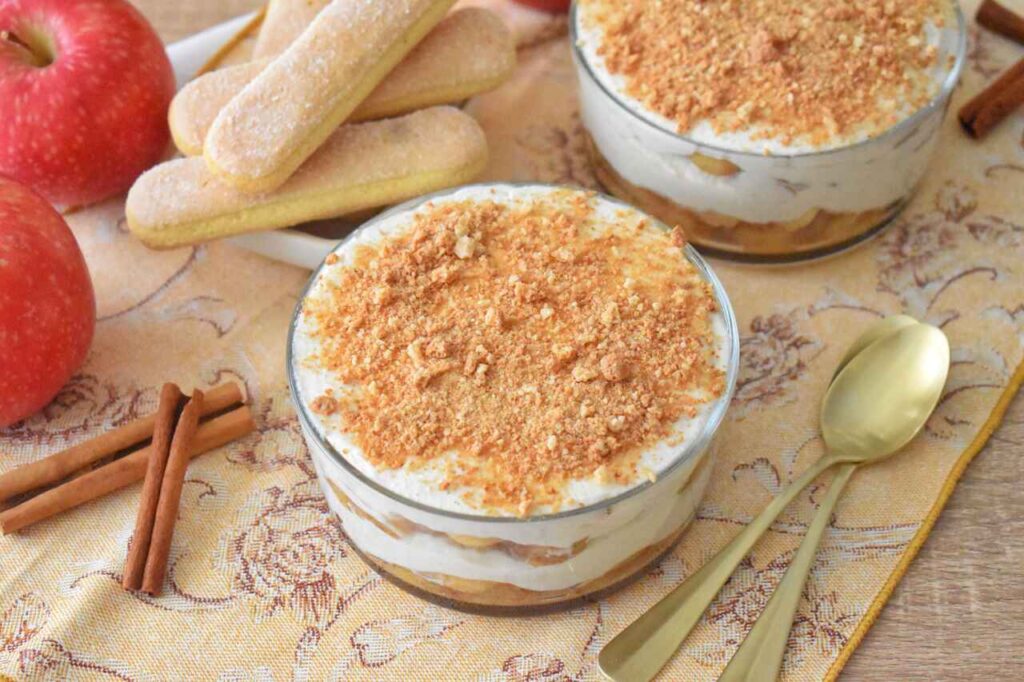 Jablka apple pie w deserze tiramisu