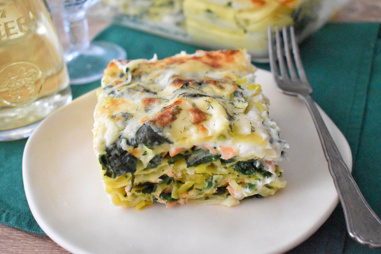 Zapiekanka makaronowa z lososiem i porami