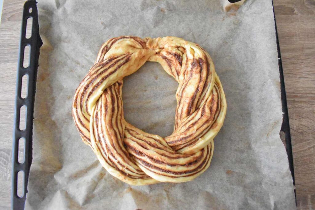 Slodki wieniec z ciasta drozdzowego