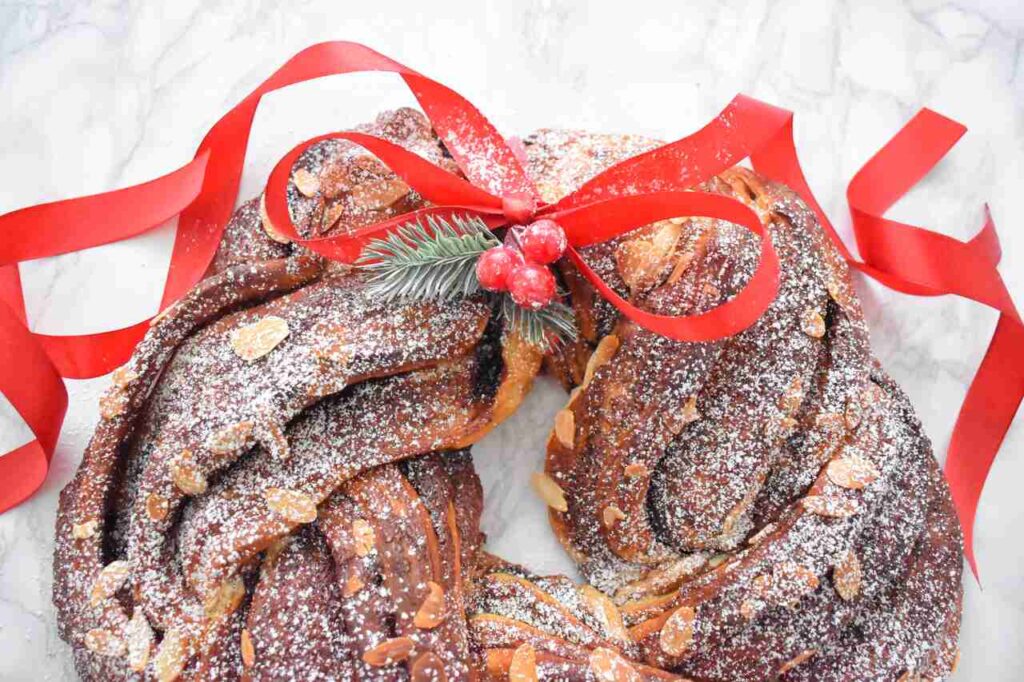 Slodki wieniec drozdzowy