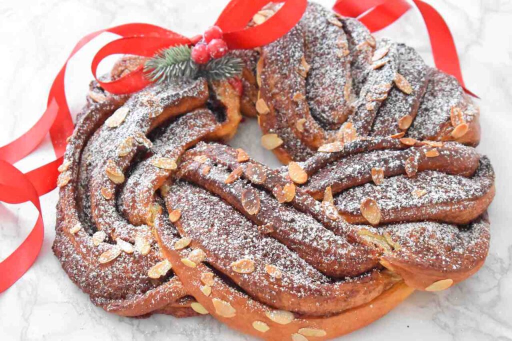 Swiateczny wieniec drozdzowy