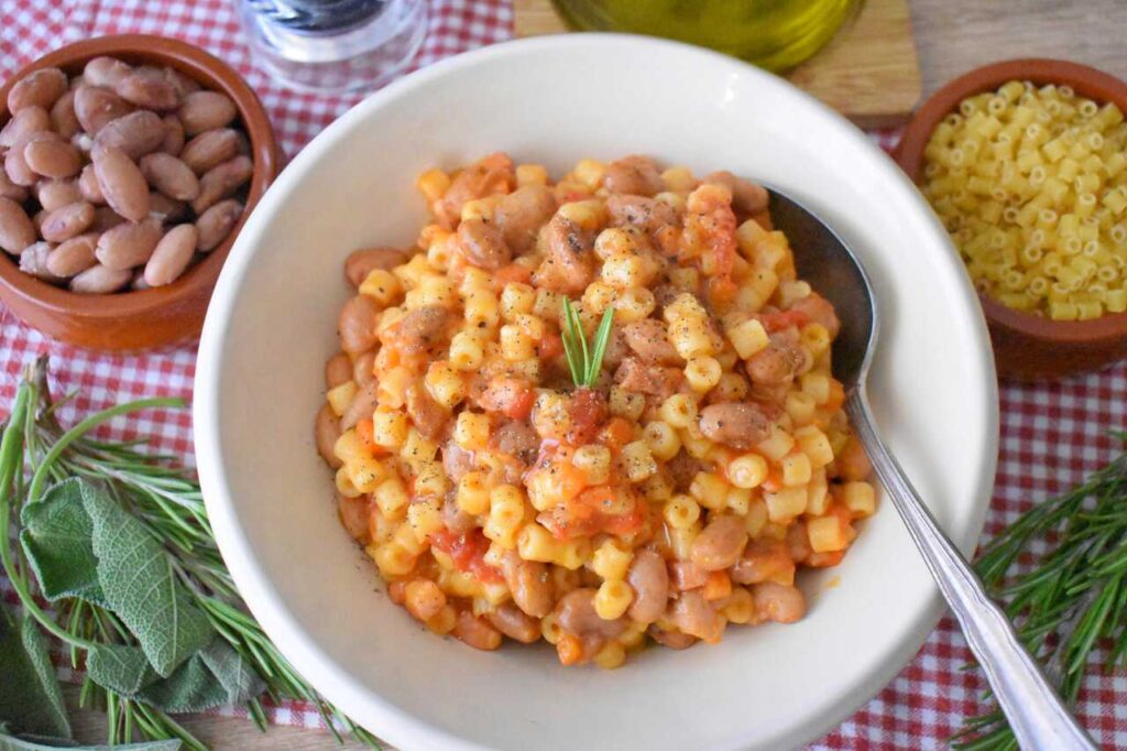 Wloskie danie makaronowe z fasola