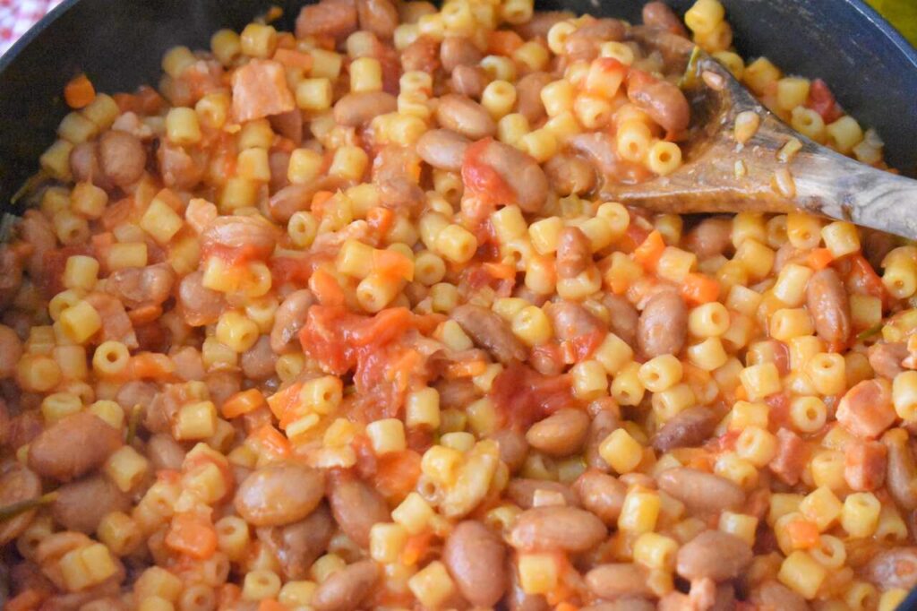 Rozgrzewajace danie z makaronem i fasola