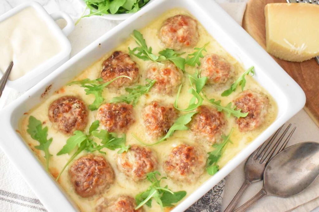 Pieczone klopsiki pod beszamelem