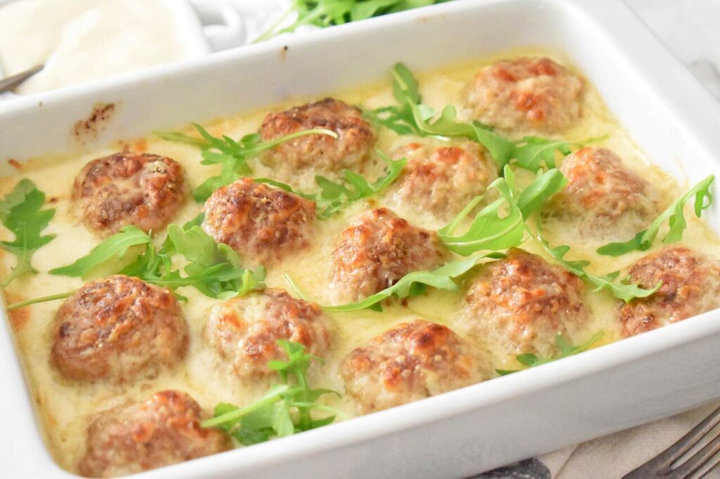 Pieczone pulpety w sosie beszamelowym