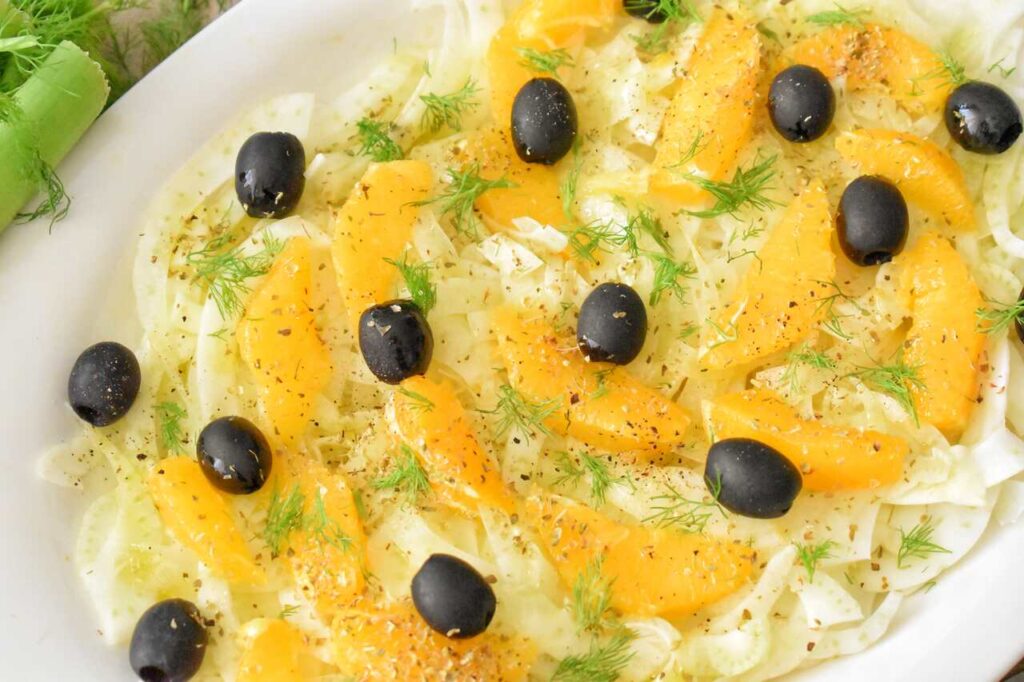 Salatka z koprem, poamaranczami i oliwkami