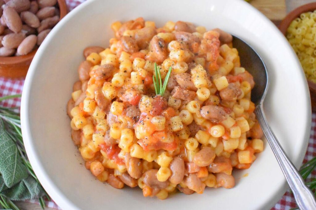 Makaron gotowany z fasola po wlosku w sosie