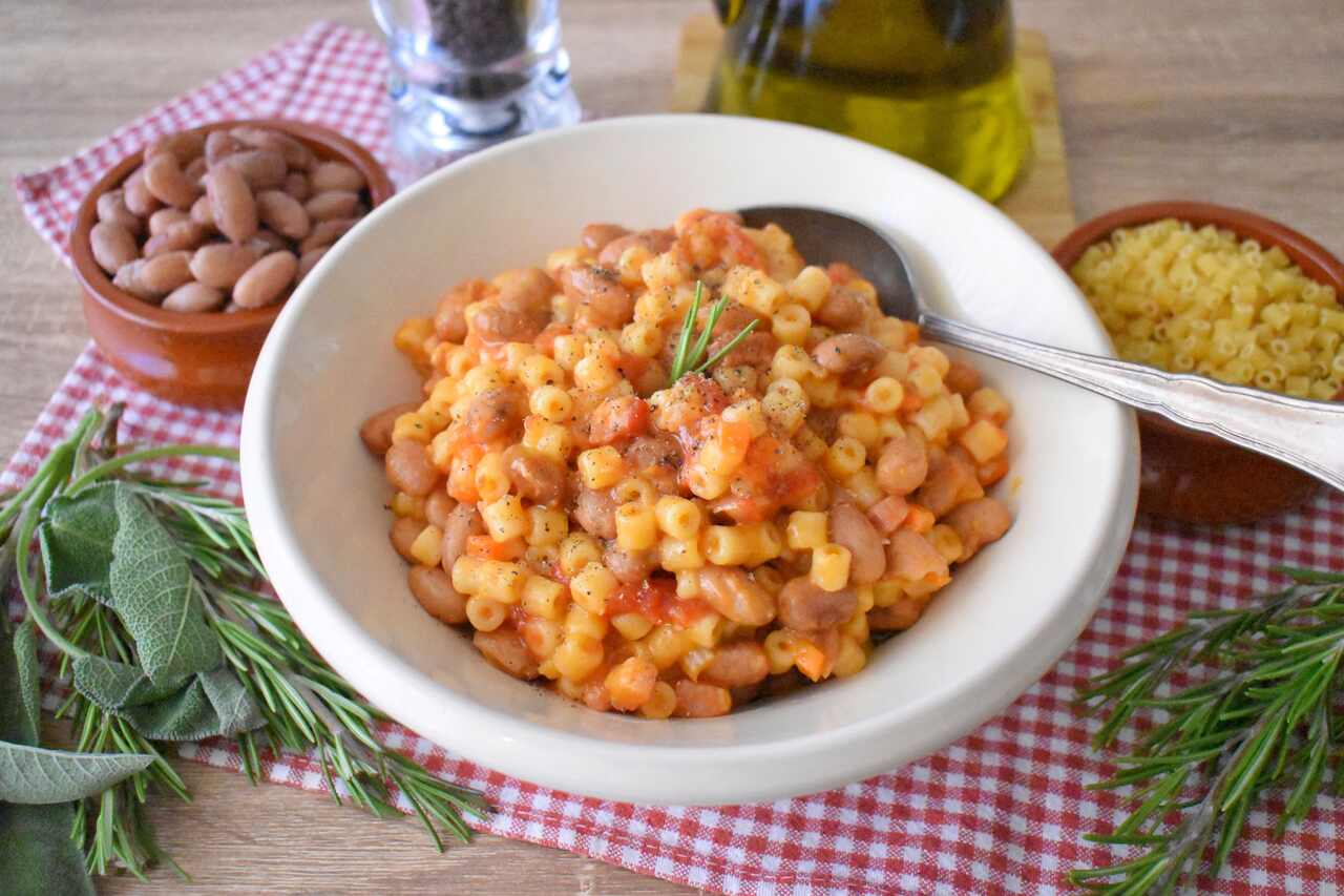 Makaron z fasola w sosie pomidorowym pasta e fagioli