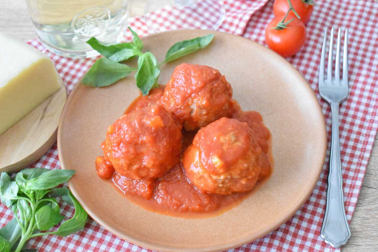 Przepis na pulpety duszone w sosie pomidorowym