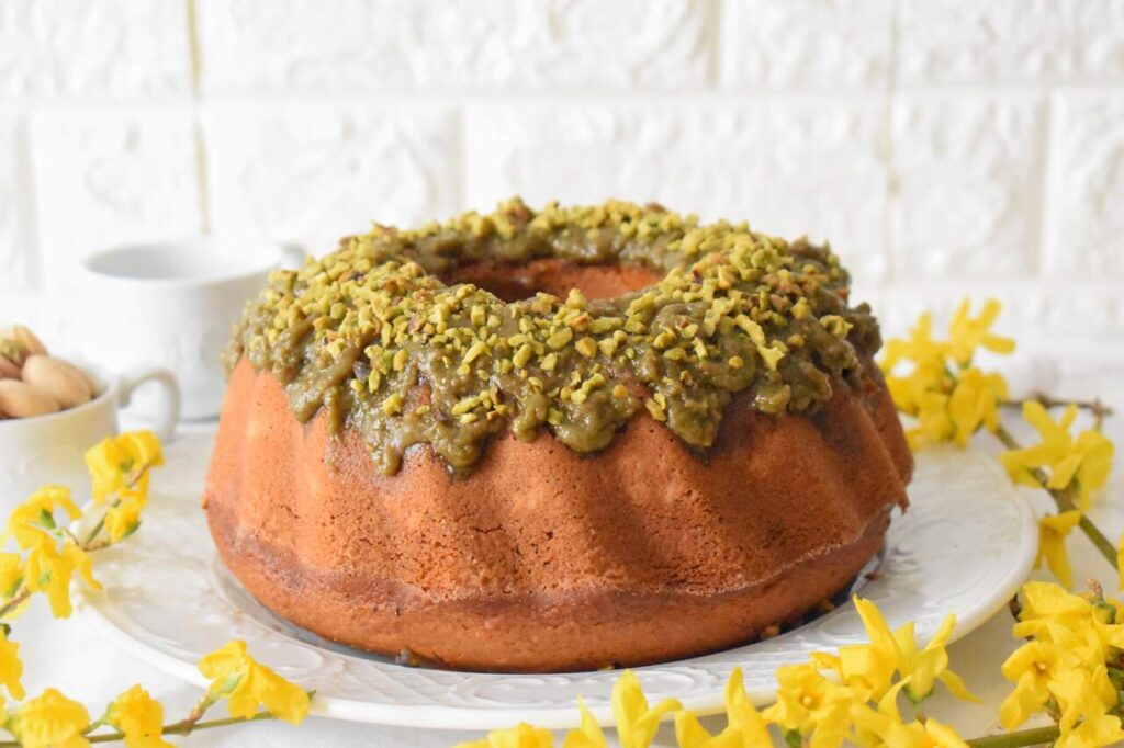 Wielkanocna babka z pistacjami i kremem pistacjowym