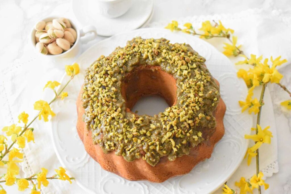 Wielkanocna babka z pistacjami