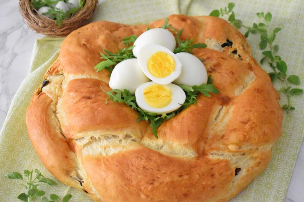 Wielkanocny chleb z suszonymi pomidorami i serem